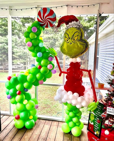 Grinch Tree Balloons, Grinch Balloons, Christmas Desk, Grinch Decor, Grinch Tree, Balloon Tree, Grinch Decorations, Christmas Balloon Decorations, Grinch Trees