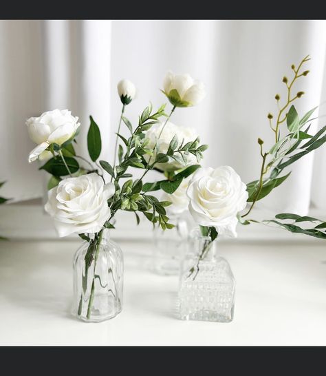 Simple White Centerpieces Flower, Mini Vases With White Flowers, Simple Flowers For Table, Small Flowers Wedding Table, Bud Vases With White Flowers And Greenery, Wedding Flowers Minimalist, Mini Wedding Decor, Winter Bud Vases, Minimal Floral Centerpieces