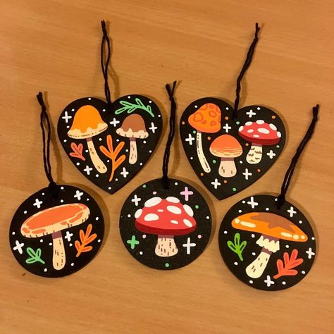 Fall Wood Slice Painting, Wooden Slice Art, Painted Coasters Diy Wood Slices, Painted Mushrooms Wooden, Painted Wood Mushrooms, Mushroom Craft Ideas, Circle Painting Ideas, Mushroom Paintings, Wooden Mushrooms