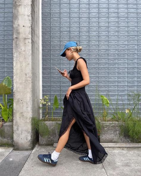 Style Roots, Dress And Sneakers Outfit, Streetwear Chic, Style 2023, Holiday Summer, Comfy Chic, Sling Dress, Clothes Style, Sneakers Outfit