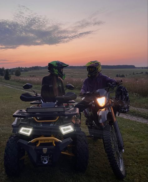 Four Wheeling Aesthetic, Country Couple Pictures, Quad Biking, Foto Cowgirl, Quad Bikes, Four Wheeling, Serie Bmw, Motocross Love, Four Wheeler