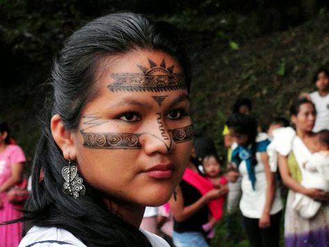 Ecuador indigenous facial tattoos Kichwa Ecuador, Facial Tattoos, Unique Faces, Body Modifications, Body Painting, Polynesian Tattoo, Ecuador, Body Art, Facial