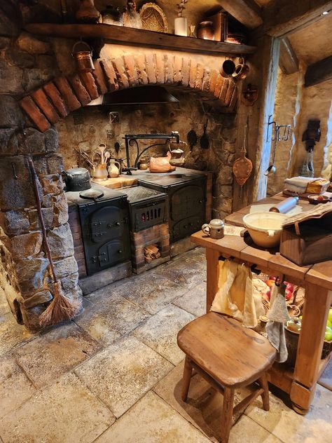 Medieval Aesthetic Interior, Poor Home Aesthetic, Old Norwegian House, Medieval Kitchen Aesthetic, Hobbit House Interior Inspiration, Medieval Cottage Interior, Hobbit Kitchen Aesthetic, Hobbitcore House, Hobbit Home Interior