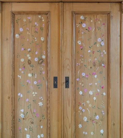 Painting On Closet Doors, Floral Wardrobe Design, Painted Door Flowers, Painted Room Doors, Door Painting Ideas Bedroom Flowers, Flower Door Painting, Door Decor Ideas Bedroom, Hand Painted Cabinets Kitchens, Flowers Painted On Door