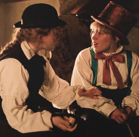 Beth and amy <3 Amy And Beth March, Jo And Amy March, Beth Little Women, Beth March, Little Women Aesthetic, Sick Of People, Comfort Movie, Jo March, Amy March