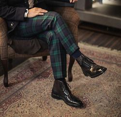 Tartan Trousers, A Man In A Suit, Style Anglais, Man In A Suit, Herren Style, Tartan Men, Black Watch Tartan, Scottish Fashion, Mens Fashion Classic