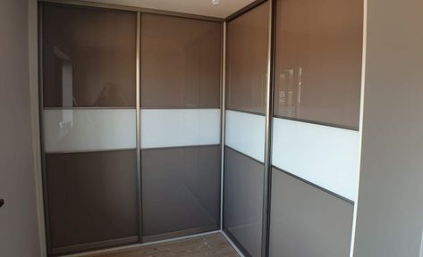 Corner Sliding Wardrobe, Sliding Cupboard Design Wardrobe, Sliding Wardrobe Design Ideas, Laminate Wardrobe Design, Cupboard Design Wardrobe, Angled Bedroom, Corner Wardrobe Closet, Sliding Wardrobe Design, Modern Wardrobe Design