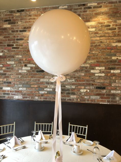 Balloon Centrepiece Ideas, Round Table Centerpieces Birthday Party, White Balloon Centerpieces, Table Balloons, Baptism Balloons, Balloon Centrepiece, Balloon Centerpieces Wedding, Christening Table Decorations, Balloon Table Decorations