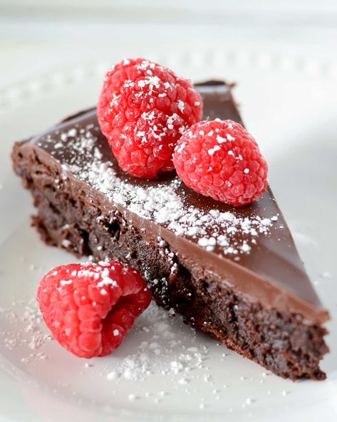 The BEST Flourless Chocolate Cake recipe. This simple, smooth and fudgy cake is sure to get rave reviews! Best Flourless Chocolate Cake, Ganache Glaze, Chocolate Ganache Glaze, Flourless Chocolate Cake Recipe, Pudding Chia, Dessert Parfait, Amazing Chocolate Cake Recipe, Flourless Chocolate Cake, Flourless Cake