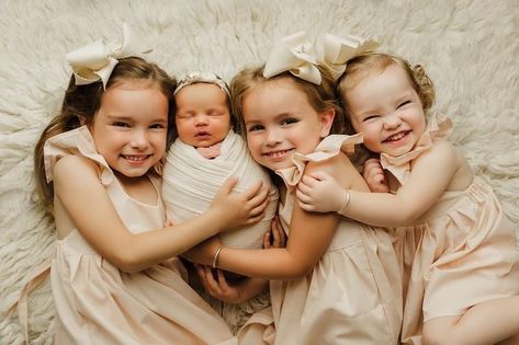 Four sisters newborn photoshoot Family Of 6 Newborn Photoshoot, Sister Newborn Pictures, Newborn Pics With Siblings, Newborn Photo With Siblings, Newborn Photography With Siblings, Newborn Photoshoot With Siblings, Three Children, Newborn Photography Siblings, Baby Cousins Photoshoot