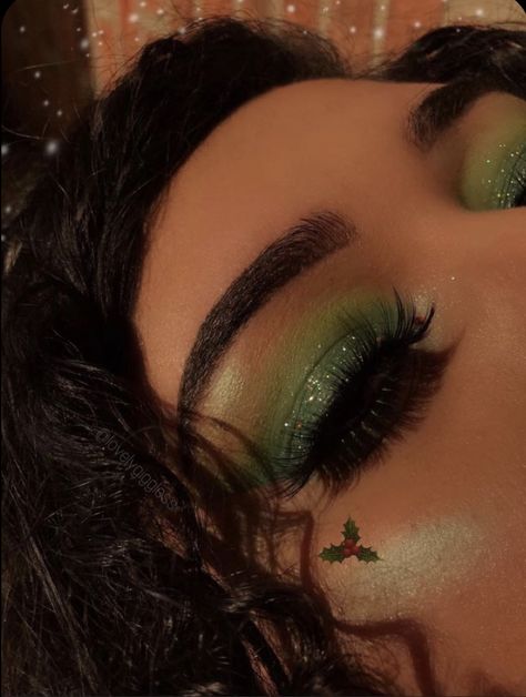 Grinch Eye Makeup, Green Christmas Makeup, Cute Christmas Makeup Looks, Cute Makeup Aesthetic, Cute Christmas Makeup, Green Glitter Makeup, Christmas Eye Makeup Ideas, Make Up Green, Christmas Makeup Looks