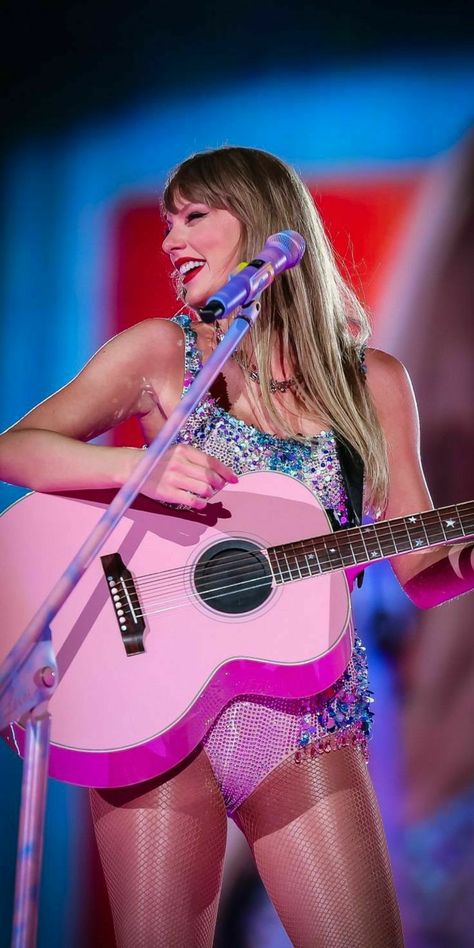 Lover Guitar, Tyler Swift, Eras Tour Lover, Taylor Swift Fotos, Taylor Swift Legs, Places To Be, Taylor Swift Fan Club, Estilo Taylor Swift, Taylor Swift Cute