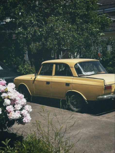 Retro car Retro Soul Aesthetic, Grainy Vintage Photography, Pretty Vintage Aesthetic, Retro Pics Vintage Photos, Retro Photography Aesthetic, Vintage Things Aesthetic, Vintage Core Aesthetics, Retro Cars Aesthetic, Retro Girl Aesthetic