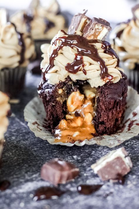 Snickers Cupcakes – Lolo Home Kitchen Snickers Cupcakes With Filling, Manly Cupcakes, Snickers Cupcake, Cupcakes Stuffed, Snickers Cupcakes, Snicker Cupcakes, Stuffed Cupcakes, Chocolate Cupcakes Moist, Gourmet Cupcakes