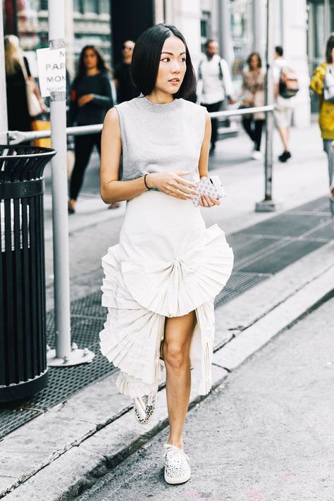 Yoyo Cao, High Waisted Skirt Outfit, Street Style New York, Elegante Y Chic, Looks Street Style, Autumn Street Style, Street Style Inspiration, Fashion Week Street Style, Street Style Looks