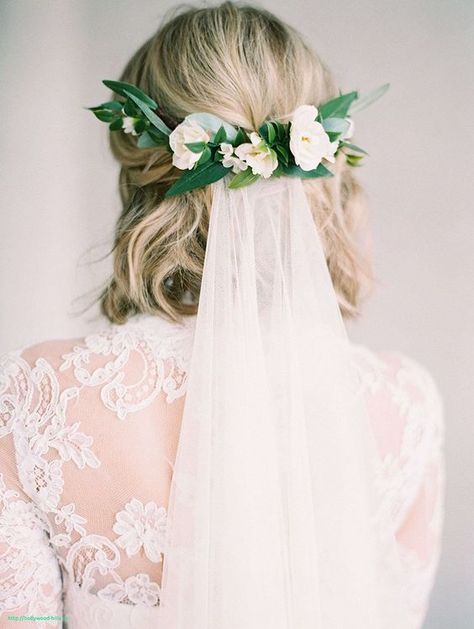 Chic Short Hair Bride Hairstyles with Veil: 2024 Inspiration Wedding Cake Strain, Bride Hairstyles With Veil, Short Hair Bride, Wedding Hair Half, Chic Short Hair, Girls Short Haircuts, Floral Comb, Simple Wedding Hairstyles, Best Wedding Hairstyles