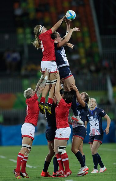 Teams go up for the lineout during the Women's Bronze Medal Rugby Sevens match between Canada and Great Britain on Day 3 of the Rio… Lineout Rugby, Rugby Motivation, Rugby Memes, Rugby Rules, Rugby Wallpaper, Rugby Workout, Rugby Baby, Rugby Girls, Rugby Women