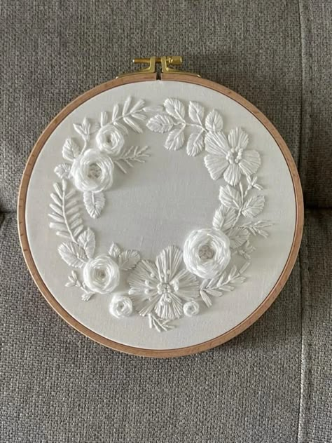 Embroidery White Flowers, Oval Embroidery Hoop Ideas, White Hand Embroidery, White On White Embroidery, Embroidery Hoop Crafts, Simple Hand Embroidery Patterns, Hand Embroidery Patterns Flowers, Floral Embroidery Patterns, Handmade Embroidery Designs