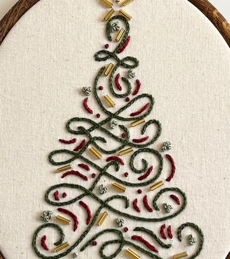 . #Natal #Hand_Embroidered_Quilt #Embroidered_Christmas_Tree #Embroidered_Christmas_Ornaments Hand Embroidered Quilt, Christmas Embroidery Ideas, Fabric Christmas Decorations, Christmas Tree Embroidery Design, Embroidered Christmas Tree, Embroidered Christmas Ornaments, Holiday Cross Stitch Patterns, Christmas Tree Embroidery, Tree Embroidery