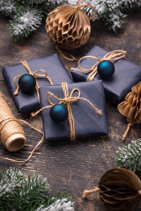 Navy Christmas Wrapping, Blue Wrapping Paper Christmas, Blue Christmas Wrapping Ideas, Blue Gift Wrapping Ideas, Presents Wrapping Ideas, Christmas Packaging Design, Creative Corporate Gifts, Diy Holiday Gift Wrapping, Cute Gift Wrapping Ideas