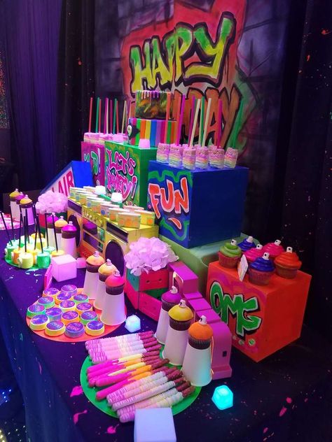 2000 Themed Party, 90s Theme Party Decorations, Hip Hop Birthday Party, 90s Party Ideas, Graffiti Party, 80s Birthday Parties, Hip Hop Birthday, 2000s Party, Glow Birthday Party