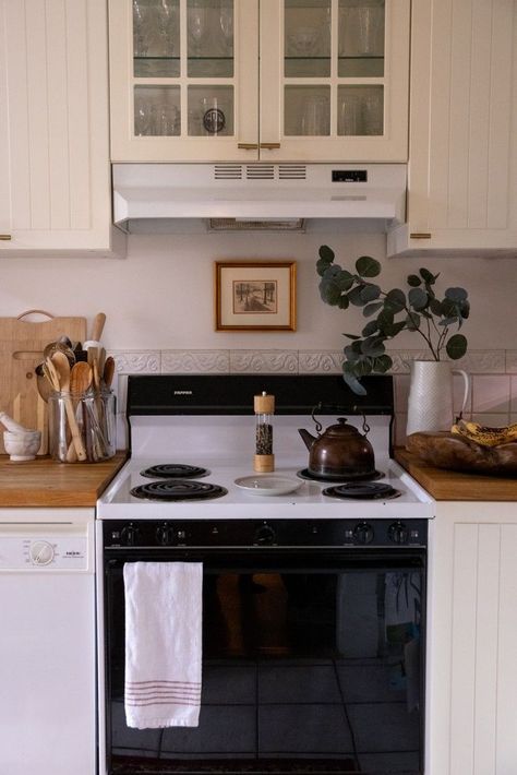 Above The Cooker Ideas, French Farmhouse Apartment, Small Cottage Dining Area, Candles In Kitchen, Small Details Home Decor, Old Apartment Kitchen Decor, Home Improvement Aesthetic, Stovetop Decor, Declutter Aesthetic