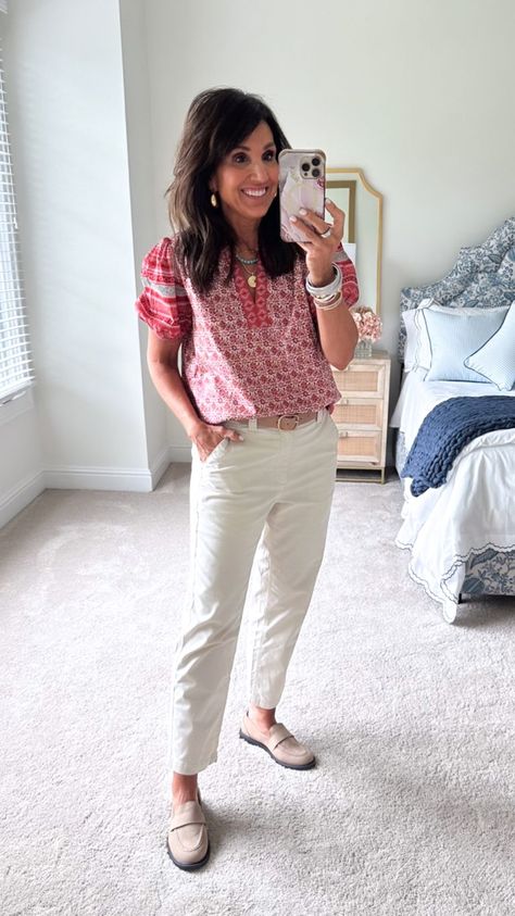 5 Ways to Style Beige Pants How To Wear Khaki Pants Woman, Tan Pants Outfit Summer, What To Wear With Khaki Pants Women, Tan Pants Outfit Work, Style Beige Pants, What To Wear With Khaki Pants, Tan Pants Outfit, Cream Pants Outfit, Pants Outfit Work