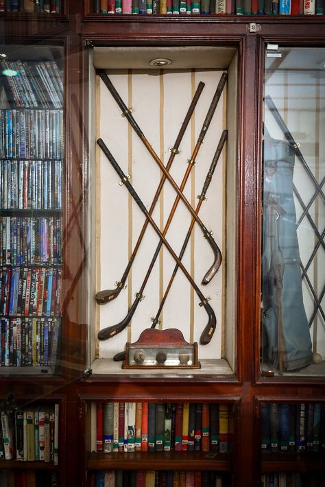 Golf Clubhouse Aesthetic, Antique Golf Club Display, Vintage Golf Club Display, Golf Club Decor, Vintage Golf Room, Golf Club Display, Golf Display, Wooden Golf Clubs, Sports Memorabilia Display