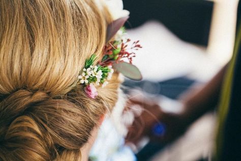 Bridebook.co.uk- close up of bridal hair with flowers decorating it Boho Short Hair, Flower Aesthetics, Beach Wedding Centerpieces, Early Spring Flowers, Edgy Pixie Cuts, Beach Wedding Hair, Beach Wedding Photos, Crown Wedding, Flower Crown Wedding