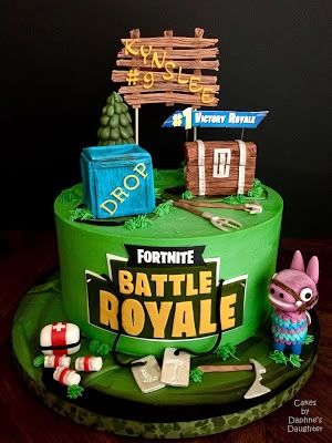 The Bake More: Fortnite Battle Royale Cake with gum paste Loot Llama, Drop Box, Loot Chest, and weapons. Simple Fortnite Cake, Sams Club Cake, Cake Designs For Boy, Fortnite Cake, Dummy Cake, Cake For Her, Cake Show, Fortnite Battle Royale, Themed Birthday Cakes