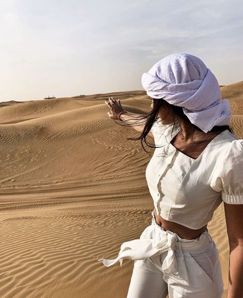 Keffiyeh Aesthetic, Dubai Desert Outfit, Desert Aesthetic Fashion, Desert Photoshoot Outfit, Desert Outfit Ideas, Dream Self, Egypt Outfits, Desert Photoshoot Ideas, Dubai Photoshoot