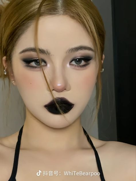 Douyin Makeup Black Eyeshadow, Goth Korean Makeup, Goth Anime Makeup, Douyin Goth Makeup, Gothic Douyin Makeup, Goth Douyin Makeup, Black Lipstick Makeup Looks, Black Lipstick Aesthetic, Black Lipstick Looks