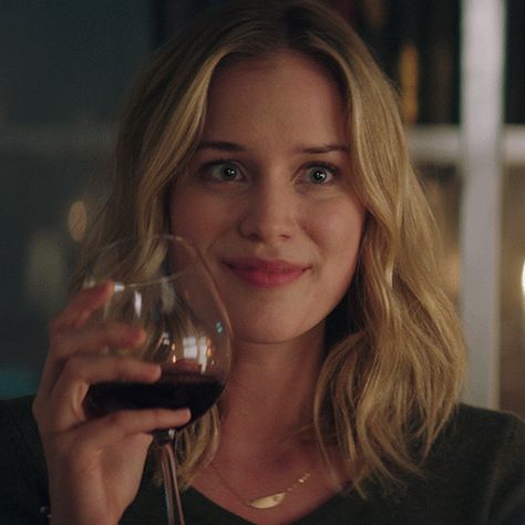 Elizabeth Lail as Guinevere Beck in You (2018) Guinevere Beck, Elizabeth Lail, Emma Roberts, Gold Hair, Blonde Girl, Beck, Serie Tv, Pretty People, Beautiful People