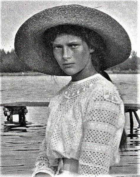 Tatiana, the second eldest Romanov sister is seen here during one of her family’s summer cruises. Tatiana was widely regarded to be “the most beautiful” of all the Romanov sisters. Her hair was said to be dark auburn and she had blue-grey eyes. It was also said that of all the sisters she most closely resembled their mother. Grand Duchess Tatiana Nikolaevna Of Russia, Tatiana Romanov, Familia Romanov, Tatiana Nikolaevna, Alexei Romanov, Photos Rares, Romanov Sisters, House Of Romanov, Bathing Costumes