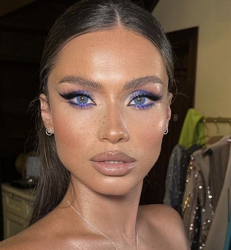 Makeup For Blue Outfit, Hair Bump, Colourful Makeup, Makeup Portfolio, Sleek Makeup, Chic Makeup, Editorial Hair, Smink Inspiration, Glam Makeup Look