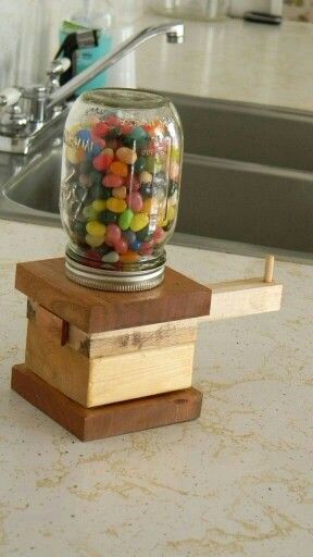 Süßigkeitenspender Jelly Bean Dispenser, Kids Woodworking Projects, Diy Jelly, Wood Projects For Beginners, Wood Crafting Tools, Woodworking Projects For Kids, Woodworking For Kids, Candy Dispenser, Learn Woodworking