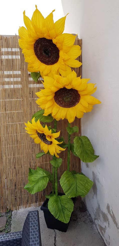 Paper Mache Sunflower, Sunflower Stuff, Paper Sunflowers, Mache Art, Crepe Paper Flowers, Giant Flowers, Paper Flower Tutorial, Crepe Paper, Flower Tutorial