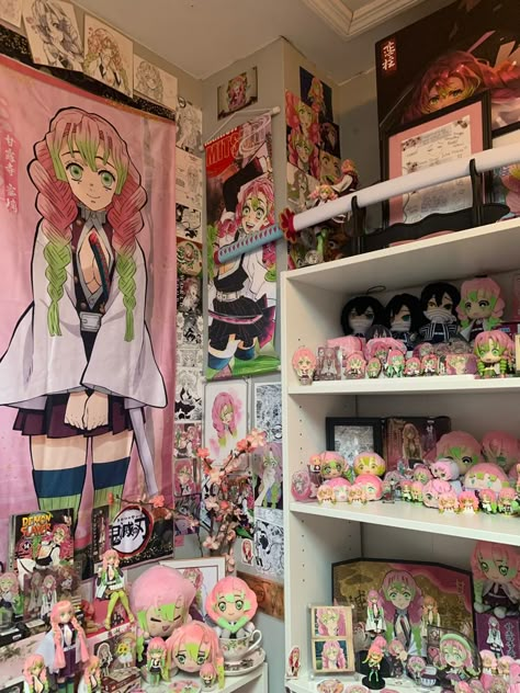 Mitsuri Room Decor, Demon Slayer Themed Room, Demon Slayer Bedroom, Anime Room Aesthetic, Cosplay Room, Book And Bed, Anime Room Ideas, Anime Bedroom Ideas, Anime Room Decor