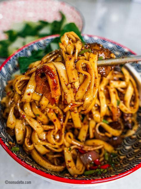 Spicy Cumin Chilli Oil Beef Noodles - Nomadette Extra Spicy Recipes, Cumin Beef, Singapore Recipes, Noodles Asian, Chipotle Pasta, Homemade Chilli, Asian Noodle Dishes, Beef Stir Fry Recipes, Dry Noodles