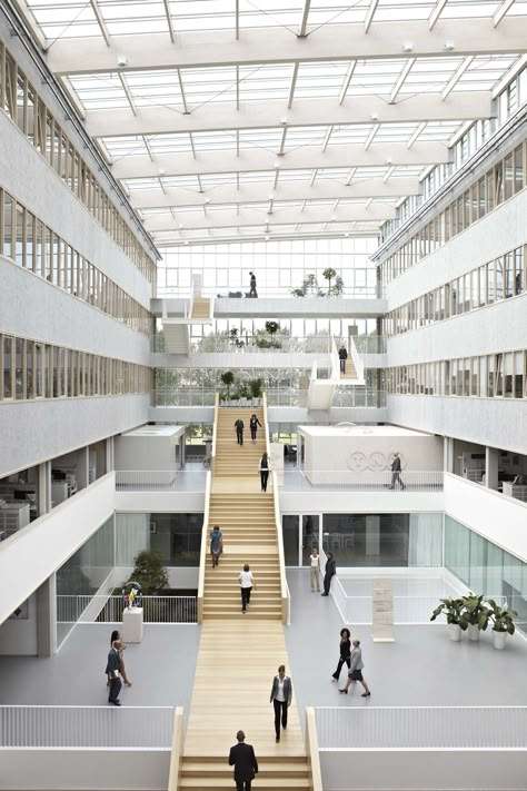 van Stairs Atrium, Architecture Atrium, Atrium Design, Building Stairs, Stairs Architecture, Plans Architecture, Public Building, School Architecture, Office Building