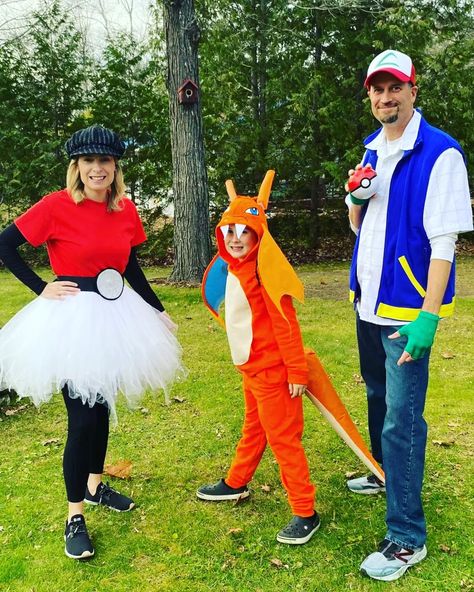 Pokemon themed family Halloween costume. Family Pokemon Costumes, Diy Pokemon Costume, Pokeball Costume, Charmander Costume, Pokemon Costumes Diy, Pokemon Family, Stroller Costume, School Fall Festival, Diy Pokemon