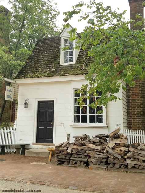 Colonial Williamsburg Houses, Old Colonial House Exterior, Colonial Farmhouse Decor, Colonial Williamsburg Interiors, Cottage Colonial, Colonial Williamsburg Decor, Colonial Aesthetic, Colonial Williamsburg Va, Colonial Colors