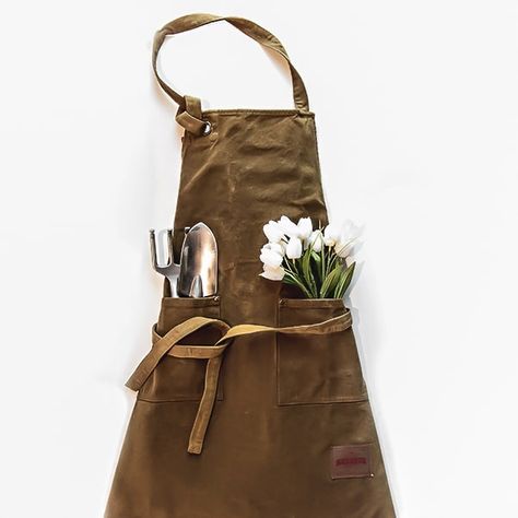 This simple how-to can turn any apron into something magical.  This garden apron is perfect for the muck and the rain since it is water and stain resistant.  A fun DIY project for any gardener who likes to stay clean and dry. Farm Apron, Garden Apron, Fall Garden Vegetables, Cute Aprons, Side Garden, Gardening Apron, Gardening Outfit, Diy And Home Improvement, Best Garden