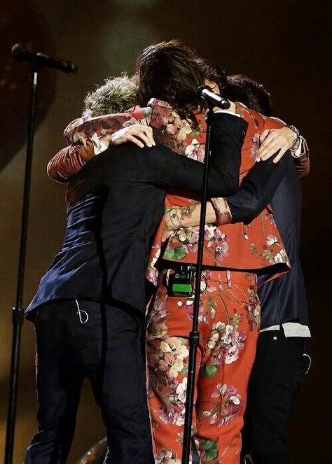 LAST GROUP HUG BEFORE BREAK #ThisIsNotTheEndOfOneDirection Last Hug, One Direction Group, Four One Direction, One Direction Lockscreen, Group Hug, One Direction Wallpaper, One Direction Photos, One Direction Harry, One Direction Memes