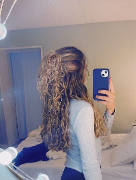 Curly Hairstyles Down Simple, Wavy And Curly Hair Hairstyles, 2c Curly Hairstyles Long Hair, Natural Wavy Half Up Half Down, Hair Idea Curly, Wavy Hair 2c Hairstyles, Curly Styles For Long Hair, Hair Inspo For Wavy Hair, Hairstyles For 2a Hair