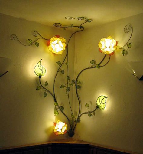 This from the climbing wall lamp, spread over two walls and ceiling. It has 3 lotus flowers and leaves 2, all with E27 socket. Deco Disney, Creative Wall Decor, Flower Lamp, Creative Walls, Corner Wall, Pretty Flower, Creative Wall, Flower Wall Decor, Beautiful Lamp