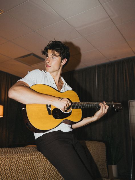 Shawn Mendes on what makes his signature Martin guitar a truly unique The superstar singer-songwriter became Martin Guitar’s latest signature model with the 000JR-10E Shawn Mendes – here’s why it’s not like other Martin acoustic guitars… Shawn Mendes Signature, Shawn Mendes Guitar, Sick Kids Hospital, Martin Acoustic Guitar, Martin Guitar, My Signature, Smash Book, Perfect Man, Shawn Mendes