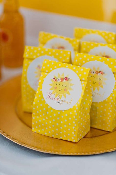 The party favor paper bags at this 'You Are My Sunshine' Birthday Party are so cute!! See more party ideas and share yours at CatchMyParty.com #catchmyparty #sunshine #partyfavors #birthday #party Sunshine Birthday Theme, Sunshine Birthday Party, Sunshine Theme, Sunshine First Birthday, Sunshine Birthday Parties, Sunshine Party, Boy Party Favors, Sunshine Baby Showers, Printable Favor Tags