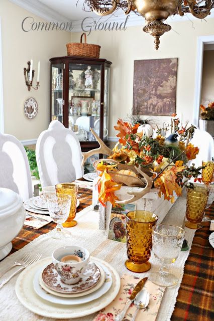 common ground : Favorite Vintage Thanksgiving Tablescape Amber Glassware, Savvy Southern Style, Floral Napkins, Brown Transferware, Vintage Thanksgiving, Blanket Table, Fall Tablescapes, Thanksgiving Tablescapes, Design Stand