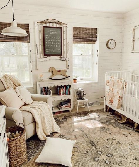 Primitive Nursery Ideas, Old Farmhouse Nursery, Baby Girl Nursery Farmhouse, Vintage Gender Neutral Nursery, Vintage Farmhouse Nursery, Thrifted Nursery, Rustic Baby Nursery, Nursery Simple, Vintage Floral Nursery